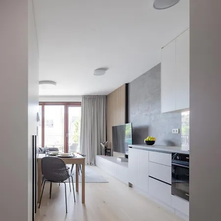 Zwirnovka-brand New With Free Parking דירה